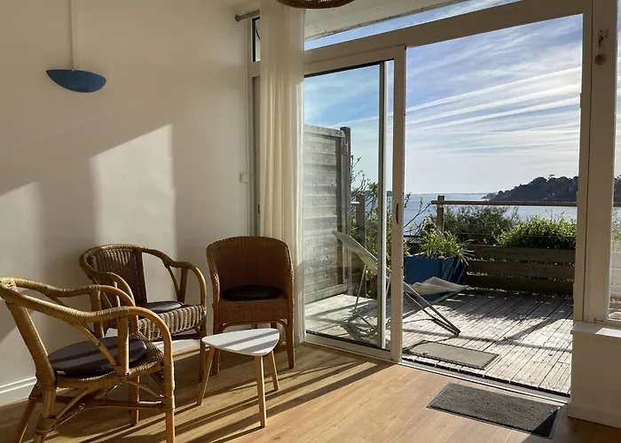 Appartement Avec Vue Sur Mer, Proche Plage, Terrasse Et Parking A Perros-Guirec